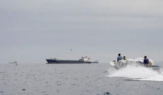 آبنائے ہرمز عبور کرنے کی کوشش پر دو تجارتی جہازوں پر فائرنگ کی گئی 