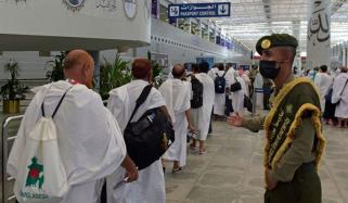 پاکستانی عازمینِ حج کی پہلی پرواز مدینہ منورہ پہنچ گئی، 155 عازمین کا پُرتپاک استقبال