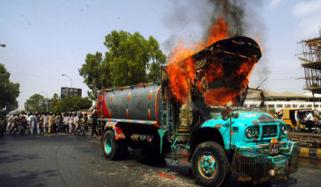 واٹر ٹینکر کی ٹکر سے ایک شخص زخمی، مشتعل افراد نے گاڑی نذر آتش کردی