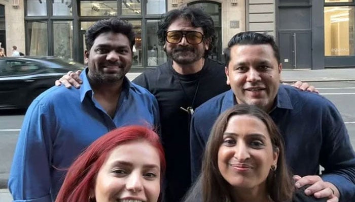 فیصل کپاڈیا، مومنہ مستحسن اور بھارتی کامیڈین کی نیویارک میں ملاقات، تصویر بھی شیئر کردی