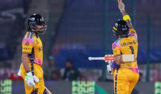 پی ایس ایل الیون: پشاور زلمی کے ہاتھوں کوئٹہ کی دھلائی، 13 اوورز میں 150 بنا لیے