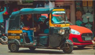 100 کروڑ کے اثاثوں کا مالک رکشے پر سفر کیوں کرتا ہے؟