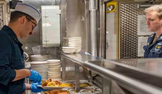 امریکی جنگی بحری جہاز پر ہر 21 دن بعد ایک ہی مینیو کیوں دہرایا جاتا ہے؟