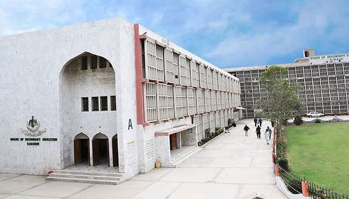 نقل و بد انتظامی پر میٹرک بورڈ کراچی کے 3 افسران معطل