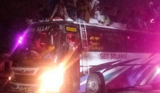 کراچی سے لاہور جانے والی کوچ پر کنڈیارو کے قریب نامعلوم افراد کا پتھراؤ