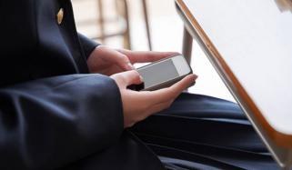 انگلینڈ کے اسکولوں میں بچوں کیلئے اسمارٹ فونز پر پابندی لگانے کا فیصلہ