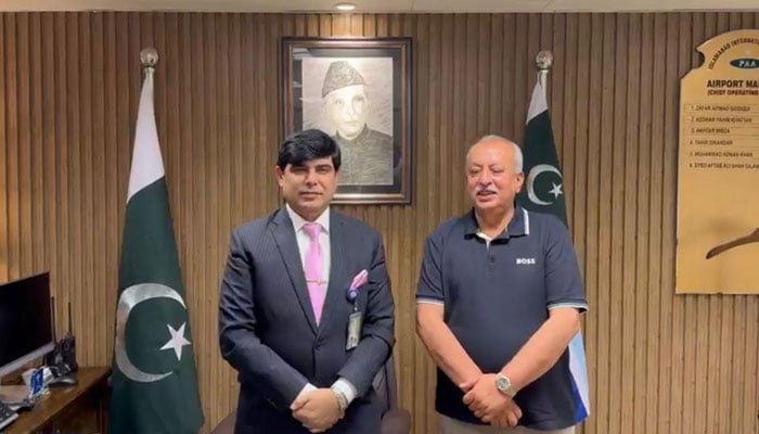 اسلام آباد انٹرنشنل ایئر پورٹ کے چیف آپریٹنگ آفیسر سید آفتاب علی شاہ گیلانی سے برطانوی رہنما چوہدری افتخار احمد نے ملاقات کی—فوٹو بشکریہ رپورٹر