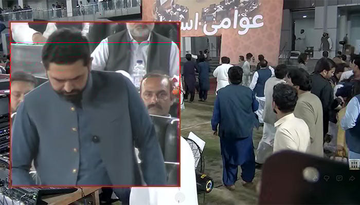 پشاور: کرکٹ اسٹیڈیم میں اسمبلی اجلاس، آندھی چل گئی، وزیر اعلیٰ تقریر چھوڑ کر چلے گئے