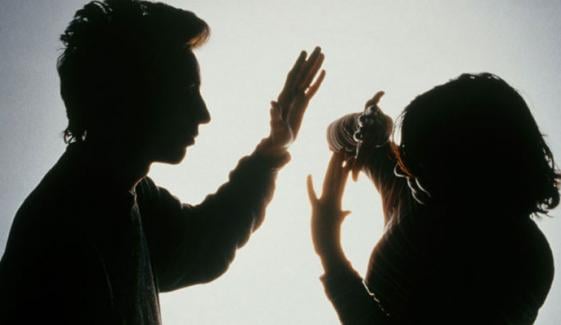 سرگودھا: اٹلی سے آئی خاتون پر شوہر اور سسرالیوں کا تشدد، پاسپورٹ اور زیورات چھین لیے