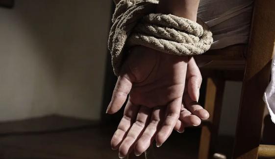 سرگودھا: خاتون کو اغوا کرکے لاکھوں روپے کے زیورات لوٹ لیے گئے