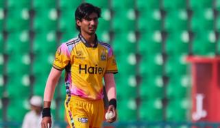 پشاور زلمی کے علی رضا کی ہیٹ ٹرک، قومی ریکارڈ بھی بنادیا