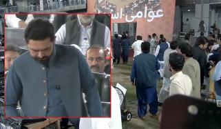 پشاور: کرکٹ اسٹیڈیم میں اسمبلی اجلاس، آندھی چل گئی، وزیر اعلیٰ تقریر چھوڑ کر چلے گئے 