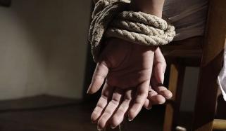 سرگودھا: خاتون کو مبینہ طور پر اغوا کرکے 5 لاکھ مالیت کے زیورات لوٹ لیے گئے