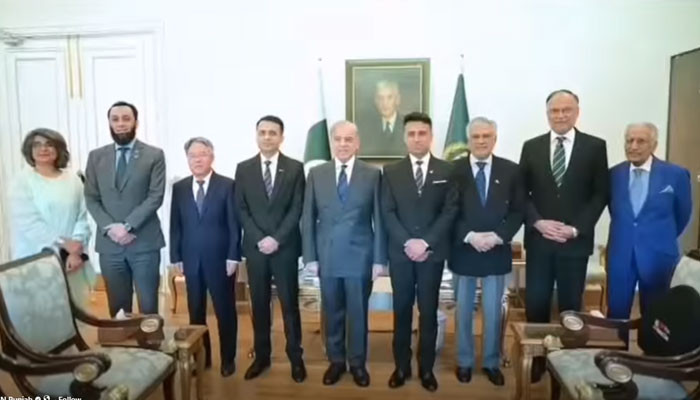 وزیرِاعظم شہباز شریف سے خلاء باز خرم داؤد اور محمد ذیشان علی کی ملاقات
