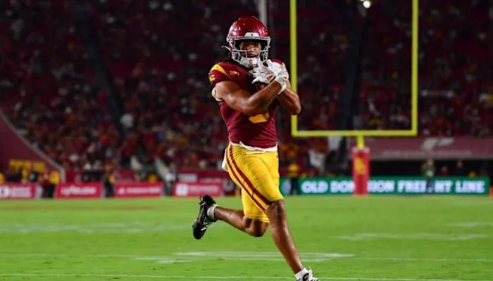 Eagles leapfrog Steelers in draft-day trade to snatch WR Makai Lemon