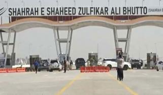 کراچی: شاہراہ بھٹو پر ڈاکو شہری سے 25 لاکھ روپے لوٹ کر فرار