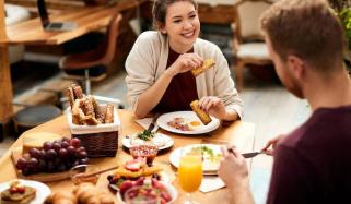 دن میں کتنی بار کھانا چاہیے؟ ماہرینِ غذائیت نے الجھن دور کر دی