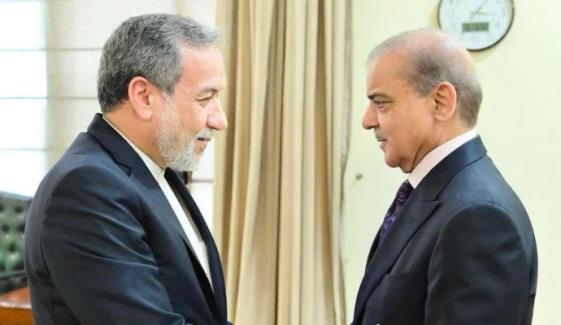 وزیراعظم شہباز شریف سے ایرانی وزیرخارجہ عباس عراقچی کی وفد کے ہمراہ ملاقات