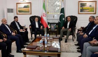 ایرانی وزیرِ خارجہ عباس عراقچی کی فیلڈ مارشل سید عاصم منیر سے ملاقات