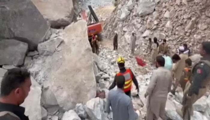 ماربل کی کان سے 17 دن بعد مزدور زندہ نکل آیا