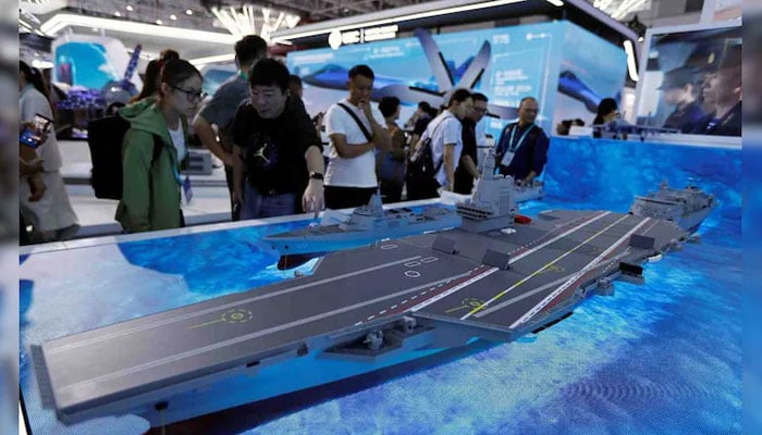 چینی تیسرا طیارہ بردار بحری جہاز فو جیان کا ماڈل—فائل فوٹو