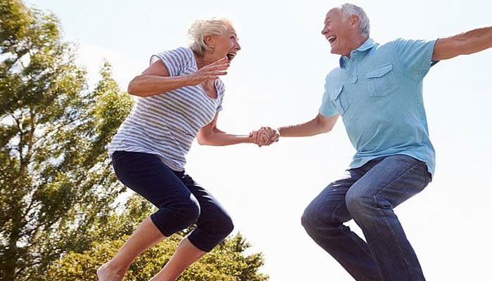 ہنسنا مدافعتی نظام کو مضبوط، ذہنی دباؤ کم اور نظام ہضم کو بہتر کرتا ہے، ماہرین