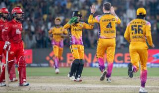 پی ایس ایل 11: اسلام آباد یونائیٹڈ کو شکست دے کر پشاور زلمی نے فائنل کیلئے کوالیفائی کرلیا