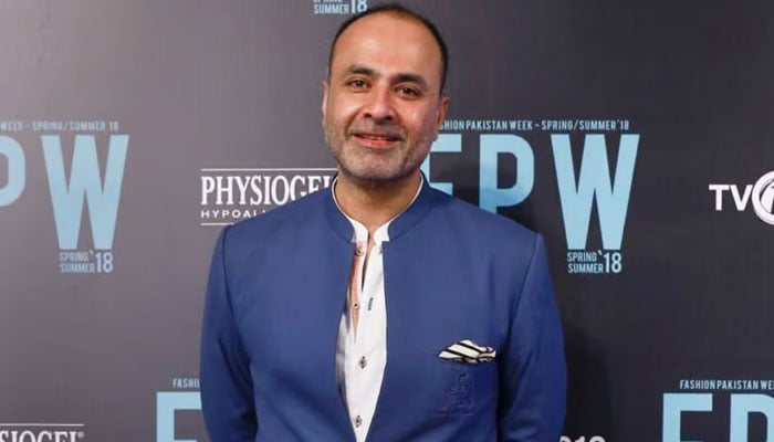 معروف فیشن ڈیزائنر دیپک پروانی—فائل فوٹو