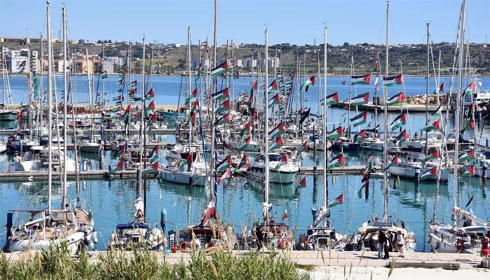 گلوبل صمود فلوٹیلا میں شامل کشتیاں دو روز قبل اٹلی کے جزیرے سسلی کے ساحل پر غزہ روانگی کے لیے تیاری کرتے ہوئے(تصویر سوشل میڈیا)۔