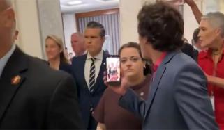 امریکی وزیر جنگ کو مظاہرین نے گھیر لیا، جنگی مجرم کے نعرے