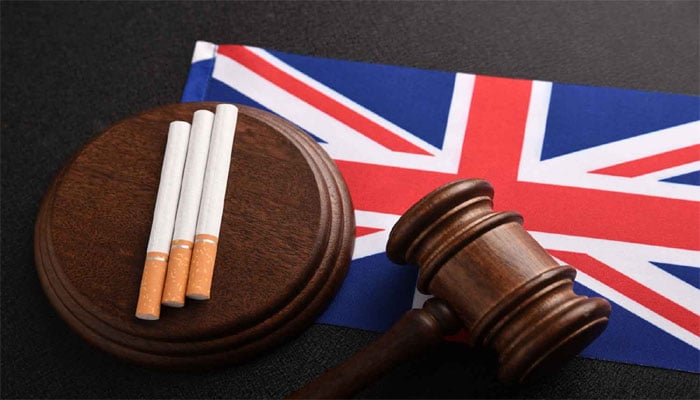 برطانیہ: سگریٹ نوشی کے خاتمے کی جانب تاریخی قدم، نئی نسل پر مکمل پابندی کا قانون منظور