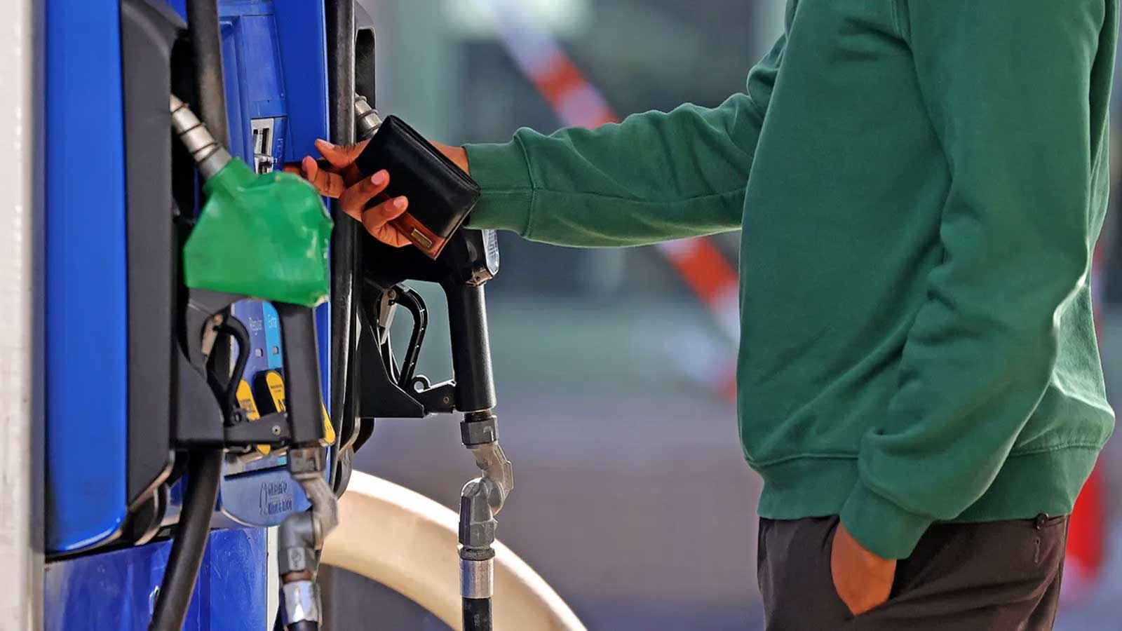Gas prices continue to soar in Massachusetts, up 20 cents