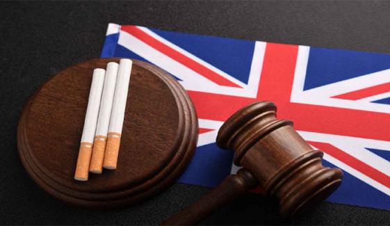 برطانیہ: سگریٹ نوشی کے خاتمے کی جانب تاریخی قدم، نئی نسل پر مکمل پابندی کا قانون منظور