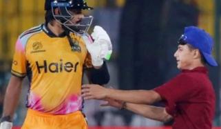 بابر اعظم کے مداحوں نے میدان میں گھس کر سیکیورٹی اہلکاروں کی دوڑیں لگوا دیں