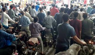 پیٹرولیم مصنوعات کی قیمتوں میں اضافے کی افواہوں کے ساتھ ہی پمپس پر غیر معمولی رش