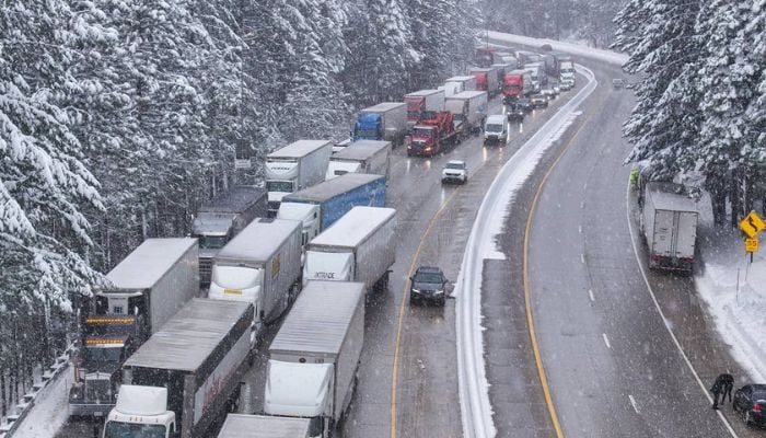4 feet of snow and 70 mph winds to shut down Sierra travel