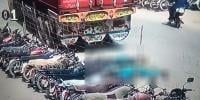 لانڈھی میں ٹریلر کے نیچے سوئے 2 مزدوروں کے کچلنے کا واقعہ، فوٹیج سامنے آگئی
