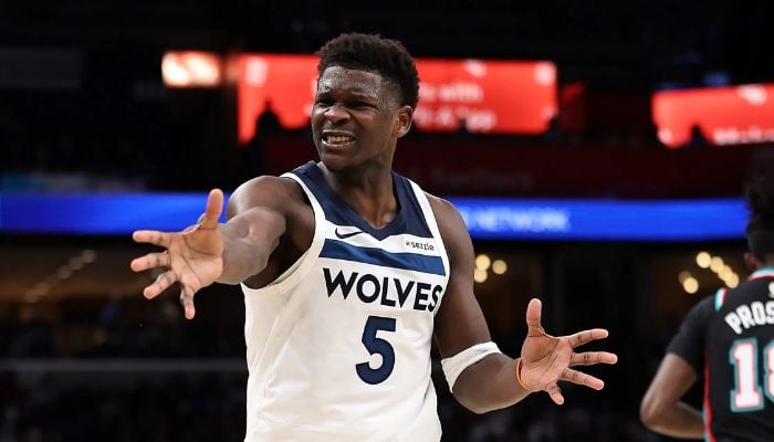 Edwards returns from knee injury, leads Wolves to 1-0 series lead