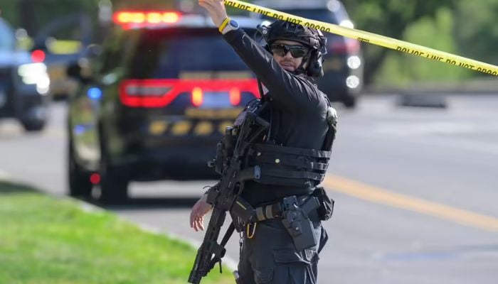 Secret Service shoots armed suspect near White House; Juvenile bystander injured