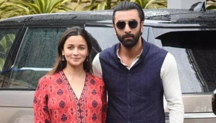 Ranbir Kapoor reacts to paparazzi pressure during outing with Alia Bhatt