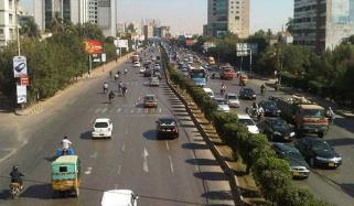 کراچی: شارع فیصل پر موٹرسائیکل اور بسوں کیلئے ایک بار پھر علیحدہ لین مختص کرنے کا فیصلہ