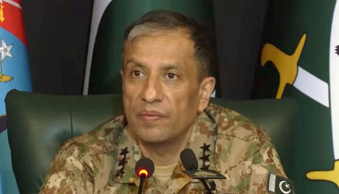 پاک فوج کا سیاست سے کوئی تعلق نہیں، سیاست دان اپنے معاملات بات چیت سے حل کریں، ڈی جی آئی ایس پی آر