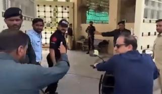 میئر کراچی مرتضیٰ وہاب الیکٹرک بائیک پر سندھ اسمبلی پہنچ گئے