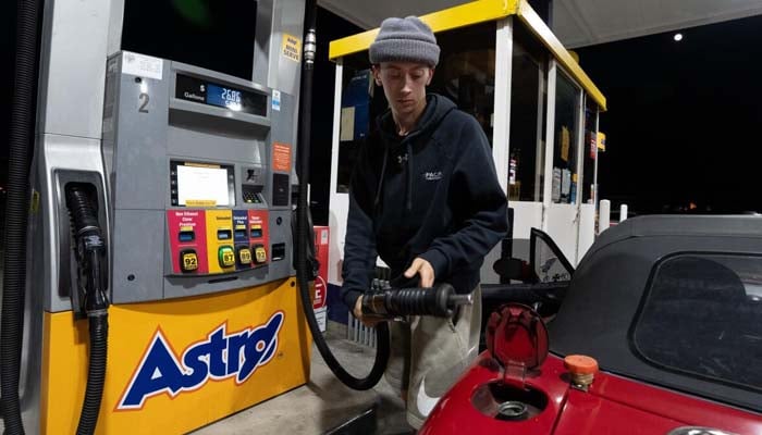 US gas prices remain above $4.50 per gallon despite slight decline