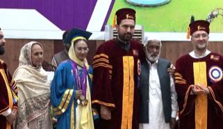 خیبر گرلز میڈیکل کالج پشاور: ٹیلر ماسٹر کی بیٹی کا 17 گولڈ میڈل حاصل کرنے کا شاندار ریکارڈ