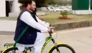 پی ٹی آئی کے اقبال آفریدی سائیکل پر پارلیمنٹ ہاؤس پہنچ گئے