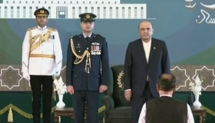 ایوان صدر میں مختلف شعبوں میں نمایاں خدمات انجام دینے والوں میں تقسیم اعزازات کی تقریب