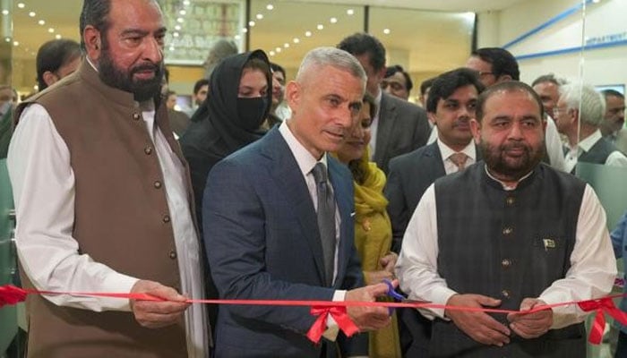امریکی معاون وزیر خارجہ ایس پال کپور نوادرات واپس کرنے کی تقریب کا افتتاح کرتے ہوئے(تصویر سوشل میڈیا)۔