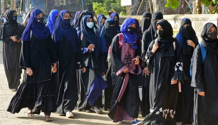 بھارت: کرناٹک حکومت نے طالبات کو حجاب پہننے کی اجازت دے دی
