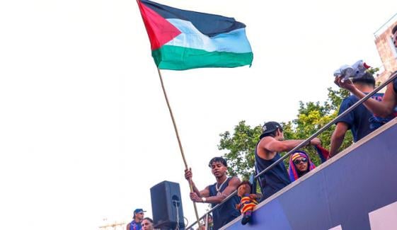 ہسپانوی فٹبالر کا فتح کے جشن کے دوران فلسطینی پرچم لہرا کر اظہارِ یکجہتی